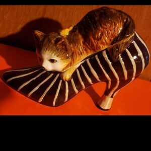 Is that a kitty in my shoe??!!??!!